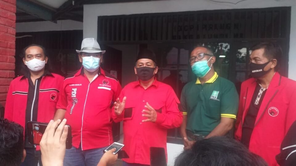 H. Maming (tengah kopyah hitam), di dampingi sekretaris pdip Agus suhadi, Swartono PKB, konfrensi pers pengumuman calon pengganti Adi Darma, di kantor PDIP Bontang Jumat (2/10/2020)