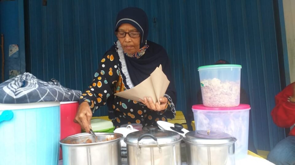 Sunarti pedagang pecel di pasar