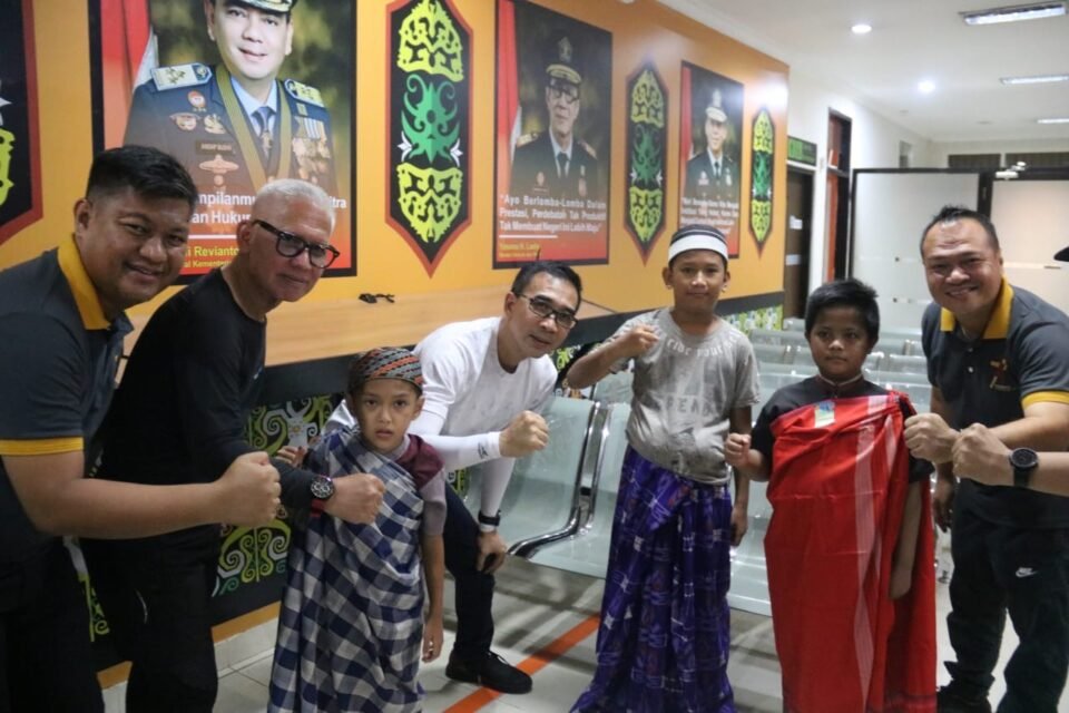 Kantor Imigrasi Kelas I TPI Samarinda, Kalimantan Timur menggelar khitanan massal di kantor instansi tersebut, Sabtu (13/1/2024).