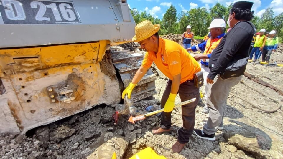 Kecelakaan kerja yang mengakibatkan kematian dialami oleh Simon Ahiyate. Pria berusia 48 tahun ini meregang nyawa akibat terlindas buldoser, kendaraan berat yang dioperatorinya di PIT 2A PT EPN Site Kampung Muara Mijan, Kecamatan Tering, Kabupaten Kutai Barat (Kubar).