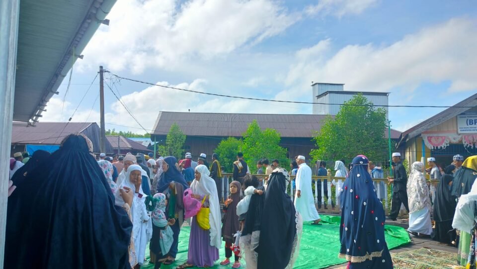 Teks: Suasana di Masjid Al-Ansor Desa Muara Pantuan, Kecamatan Anggana, Kabupaten Kutai Kartanegara (Kukar), Kalimantan Timur (Kaltim).
