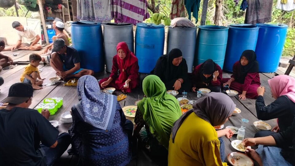 Teks: Suasana Kebersamaan di Rumah Edy, warga Tani Subur Desa Muara Pantuan Kecamatan Anggana Kabupaten Kutai Kartanegara (Kukar).