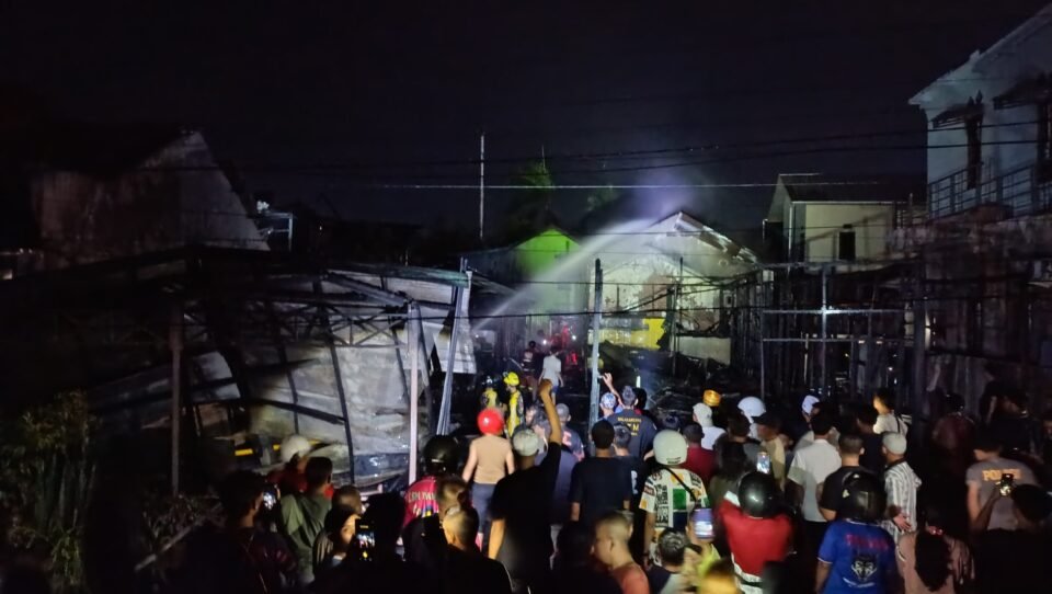 Teks: Upaya pemadaman api yang melanda rumah warga di Jalan Teuku Umar Gang 01 RT 36 Sungai Kunjang Samarinda, Kalimantan Timur, Kamis (11/4/2024)
