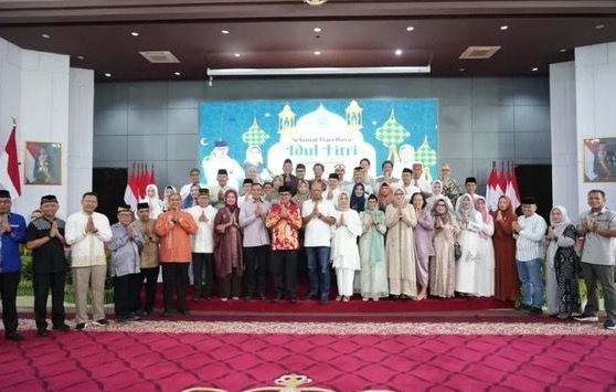 Teks: Foto Bersama Penjabat (Pj) Gubernur Kalimantan Timur (Kaltim) Akmal Malik Bersama Para Tamu