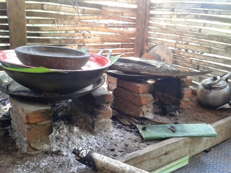 Teks: Sebagian warga di Desa Muara Pantuan Kecamatan Anggana, Kabupaten Kutai Kartanegara (Kukar), Kalimantan Timur (Kaltim) menggunakan kayu bakar untuk memasak.