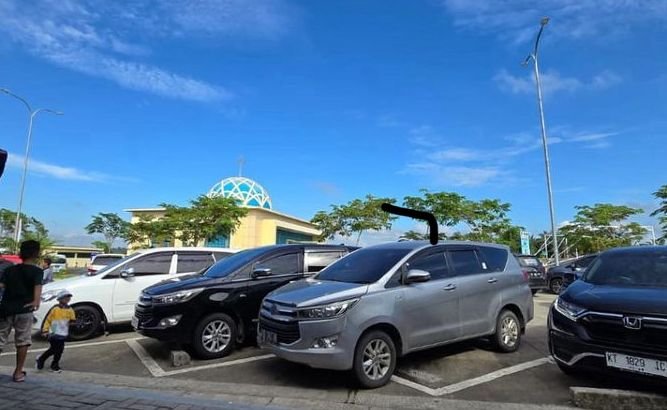 Teks: Kepadatan Lalu Lintas di Tol Balikpapan-Samarinda.