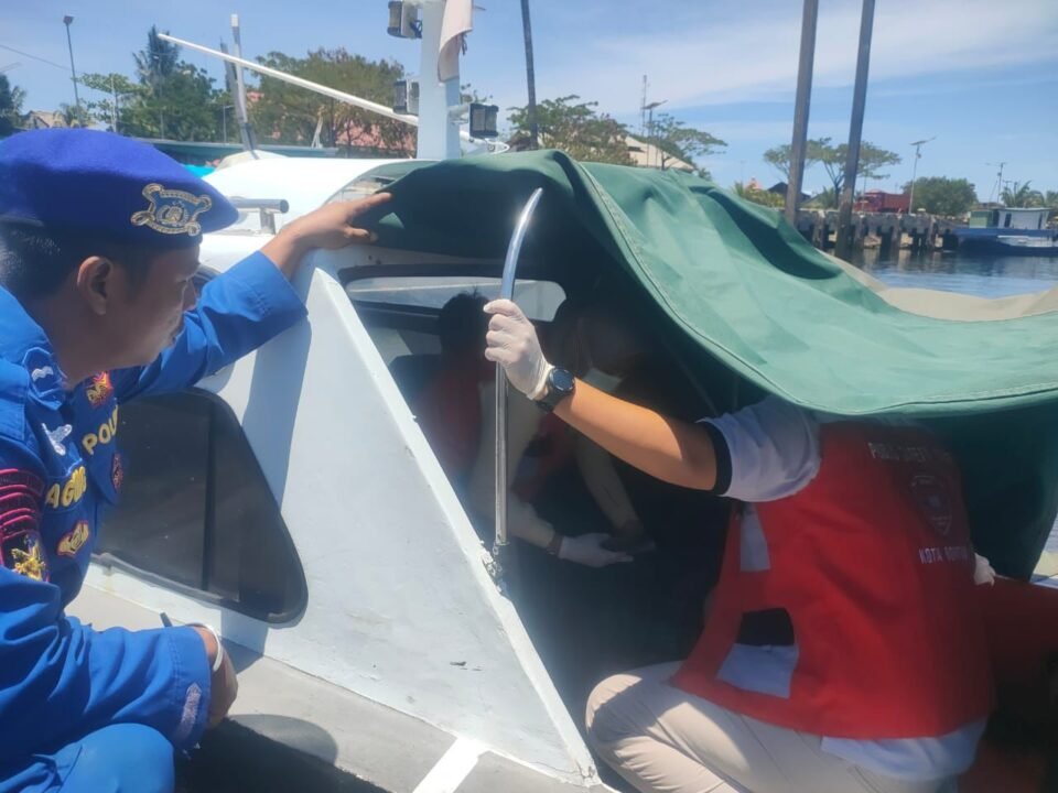 Teks: Seorang wisatawan yang tenggelam setelah terjatuh dari atas kapal di kawasan Pantai Beras Basah.