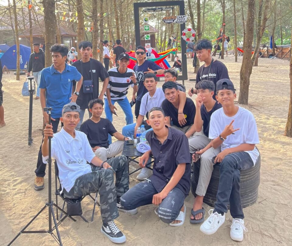 Teks: Alvian dan teman-temannya, pengunjung di pantai panrita lopi.