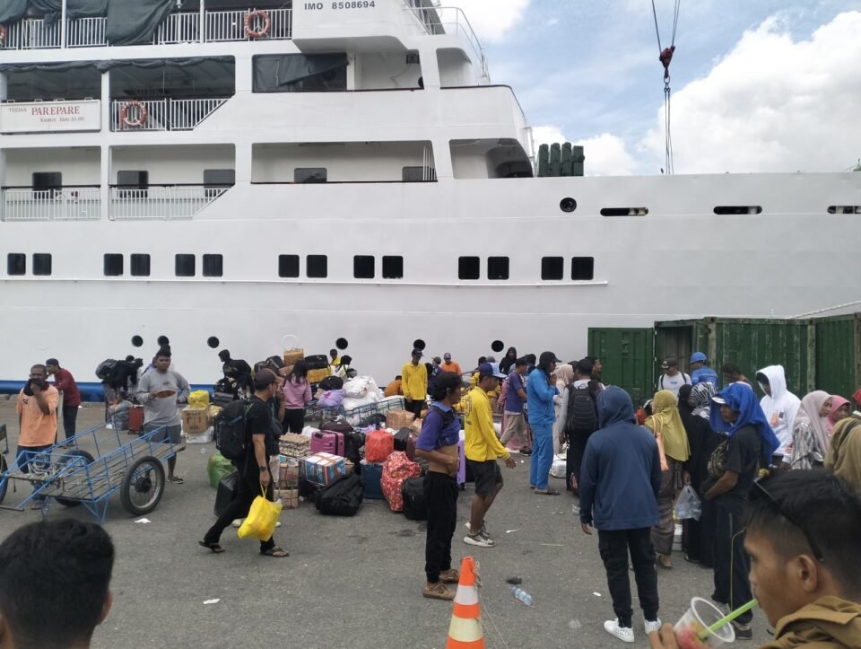 Teks: Kondisi Arus Lebaran di Pelabuhan Samarinda.