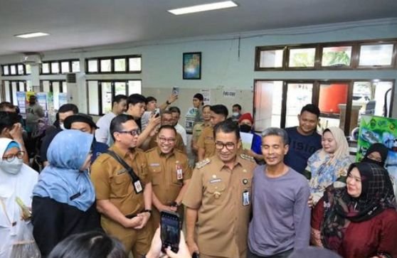 Teks: Penjabat (Pj) Gubernur Kalimantan Timur (Kaltim) Akmal Malik saat melakukan inspeksi mendadak (sidak) bersama dengan Sekretaris Daerah Provinsi Kaltim Sri Wahyuni ke RSUD AWS Samarinda.