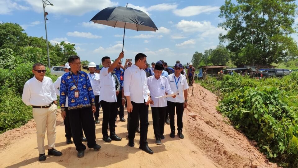 Teks: Wali Kota Samarinda Andi Harun, saat meninjau lokasi pembangunan IPA Bumi Sempaja.
