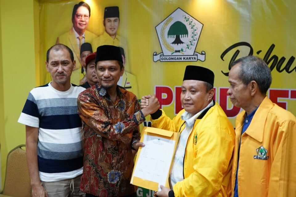 Teks: Nidya Listiyono mengambil formulir pendaftaran sebagai Calon Wali Kota Samarinda periode 2024-2029.