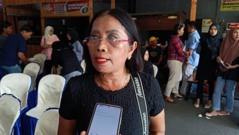 Teks: Syahrini, salah satu warga Kelurahan Air Hitam, Kecamatan Samarinda Ulu.