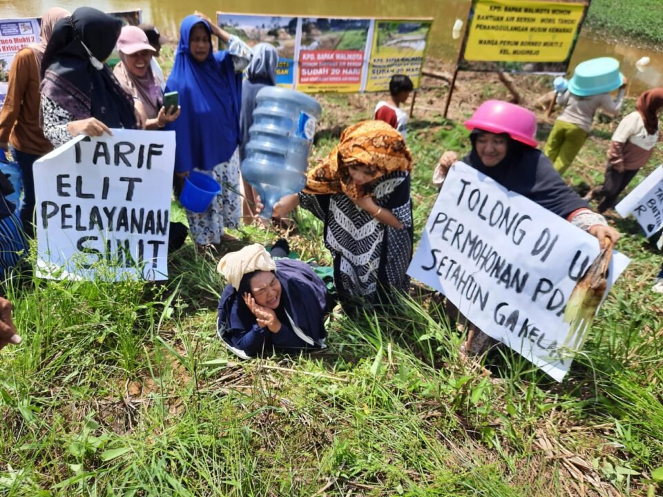 Teks: Warga Perumahan Borneo Mukti 2, Jalan Damanhuri, Kelurahan Mugirejo Kecamatan Sungai Pinang, Kota Samarinda, Kalimantan Timur