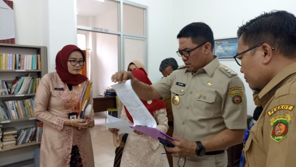Teks: Andi Harun melakukan inspeksi mendadak (sidak) di lingkungan Pemerintah Kota (Pemkot) Samarinda.
