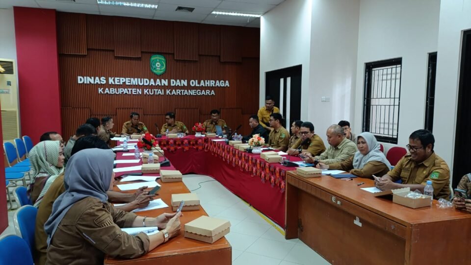 Teks: Ruang Rapat Dispora Kukar.