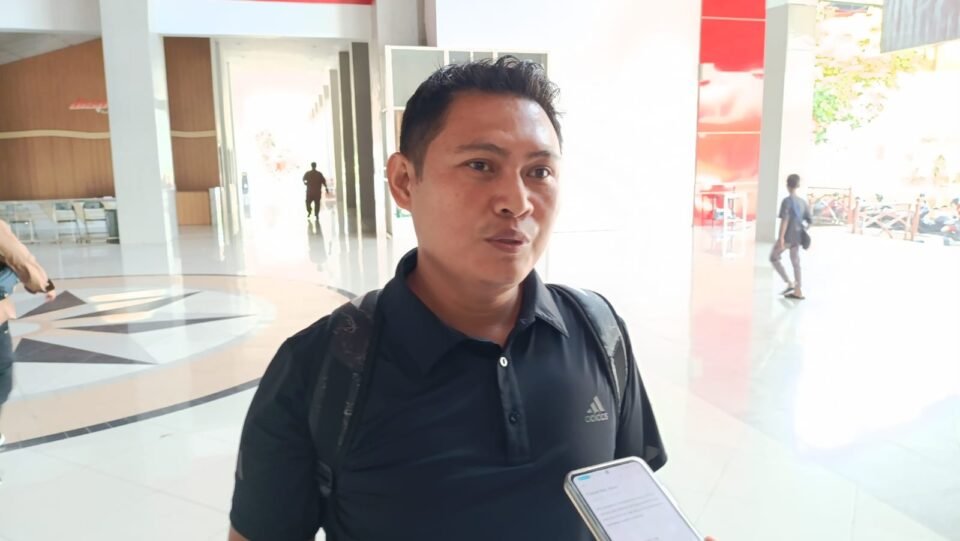 Teks: Koordinator Pengurus Cabang Olahraga Bulutangkis Muhammad Fahroni, yang dalam hal ini diwakili oleh Hadi.