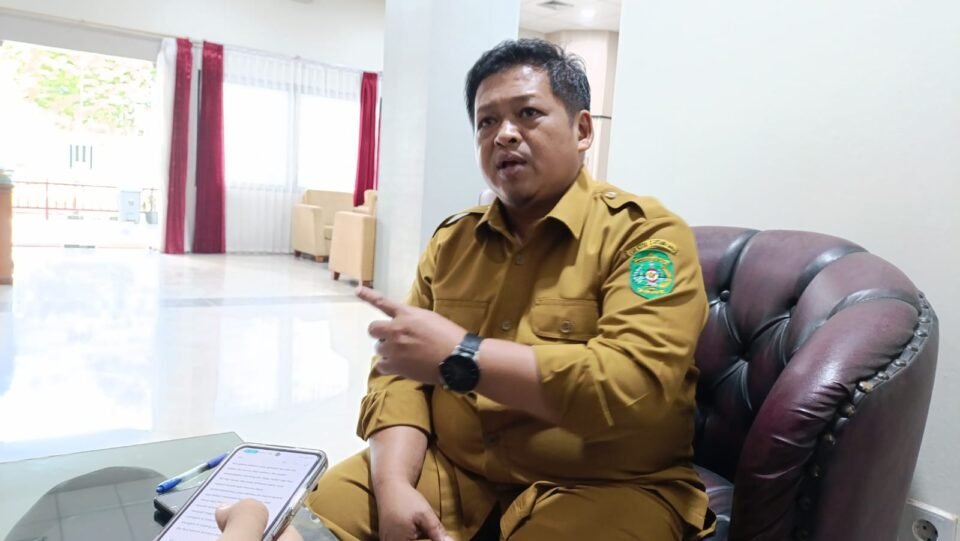 Teks: Kepala Dispora Kukar, Aji Ali Husni.