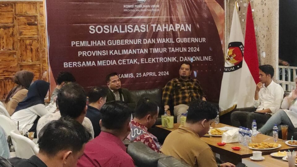 Teks: Sosialisasi Tahapan Pemilihan Gubernur dan Wakil Gubernur Provinsi Kaltim Tahun 2024, Bersama Media Cetak, Elektronik, dan Online.