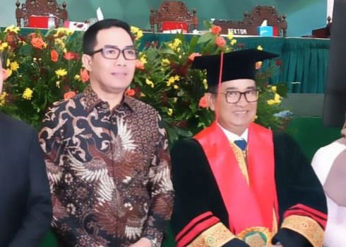 Teks: Wali Kota Samarinda Andi Harun hadir dalam acara pengukuhan Penjabat Gubernur Kaltim Akmal Malik.