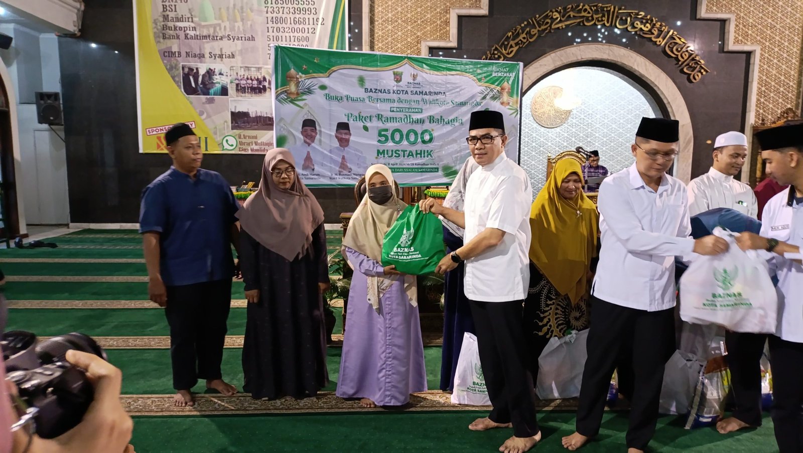 Teks: Penyerahan Paket Ramadan Bahagia Oleh Wali Kota Samarinda Andi Harun