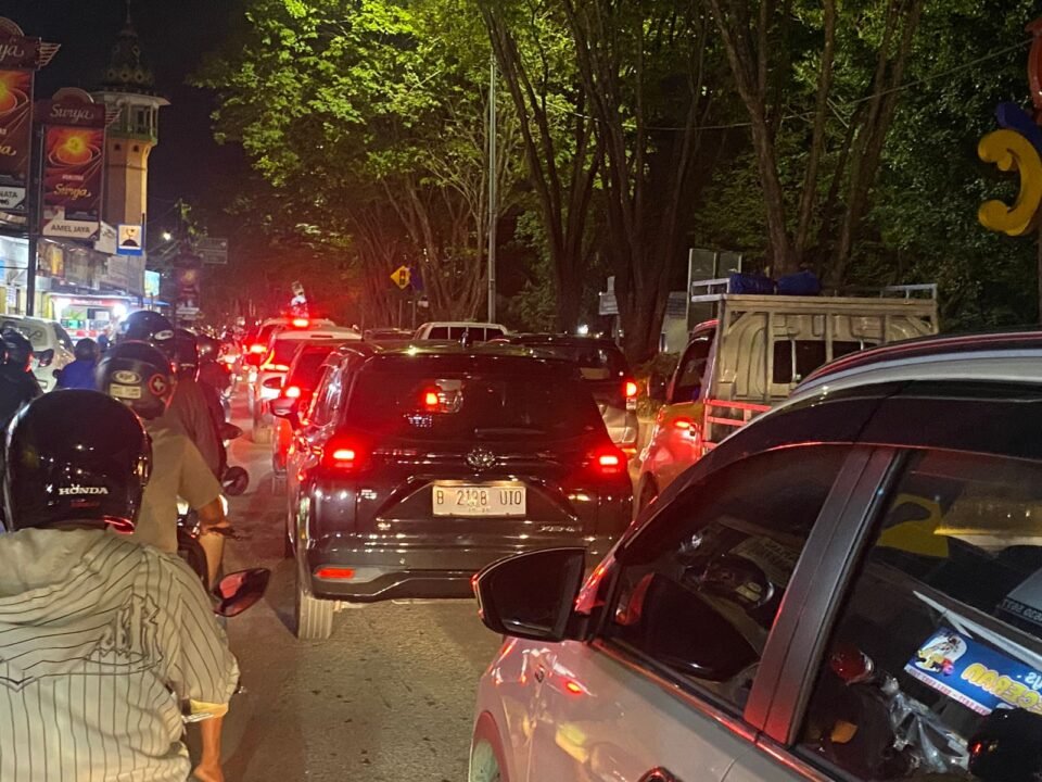 Teks: Kondisi arus lalu lintas di jalan raya