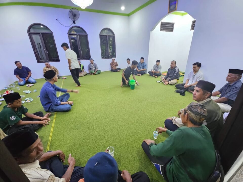 Teks: Pembagian sembako yang dirangkai dengan buka puasa bersama oleh HIPMA Busel Nusantara