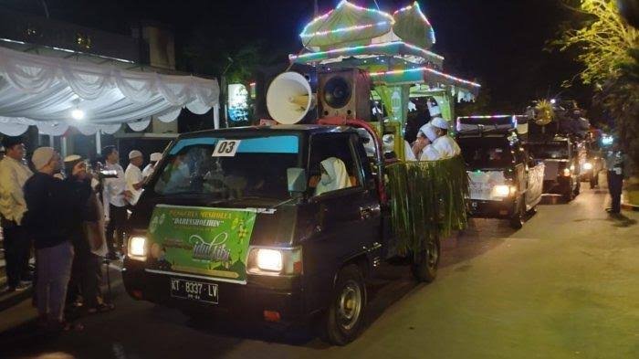 Teks: Takbiran Keliling (.inet)