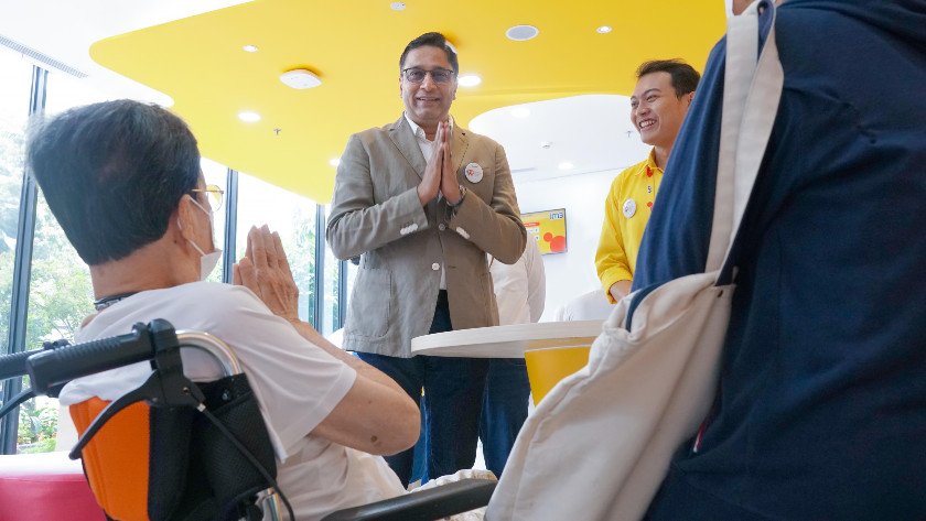 Teks: President Director and Chief Executive Officer Indosat Ooredoo Hutchison, Vikram Sinha.