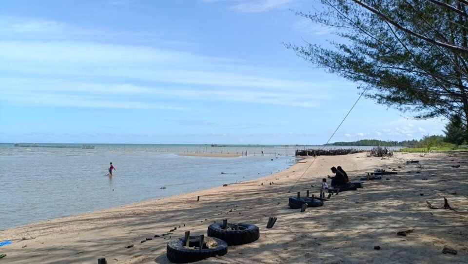 Teks: Pantai Sultan Pinus Sanipah.