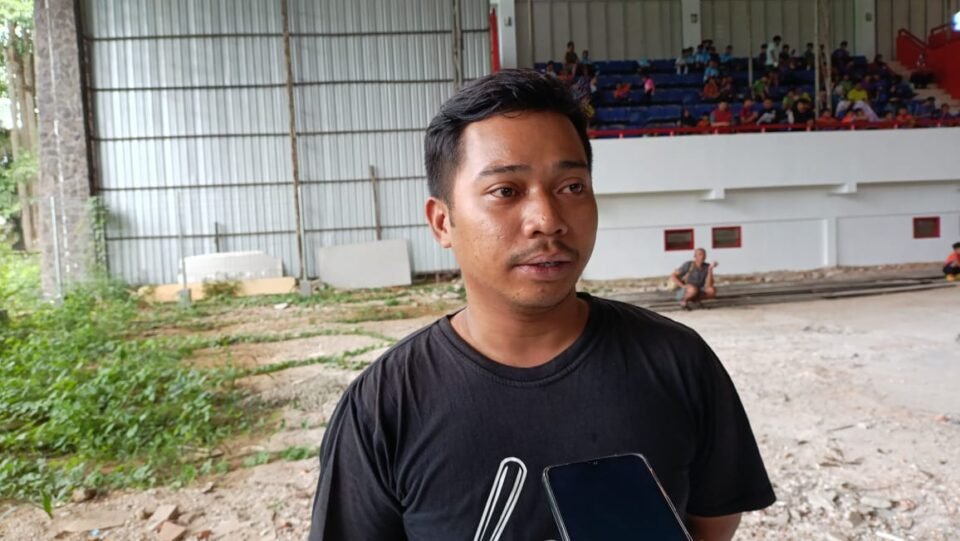 Teks: Pelatih SSB SDN 007 Tenggarong, Syaeful Anwari.