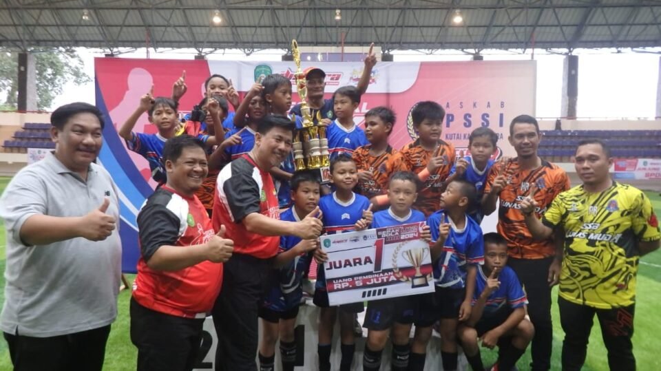 Teks: Juara 1 Festival Sepak Bola Usia Dini U-12, SSB Tunas Mandiri.