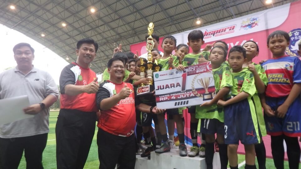 Teks: Juara 1 Festival Sepak Bola Usia Dini Kategori U-10, SSB PS. Pemuda.