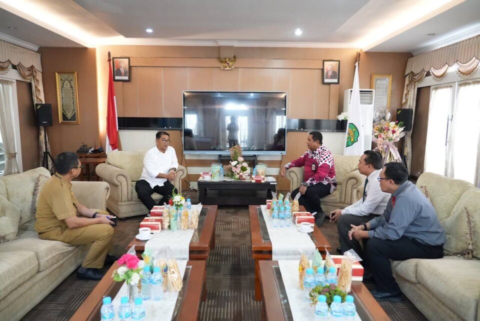 Teks: Kepala OJK Kaltimtara Made Yoga Sudharma bersama Penjabat (Pj) Gubernur Kaltim Akmal Malik di VVIP Room Rumah Gubernur Kaltim.