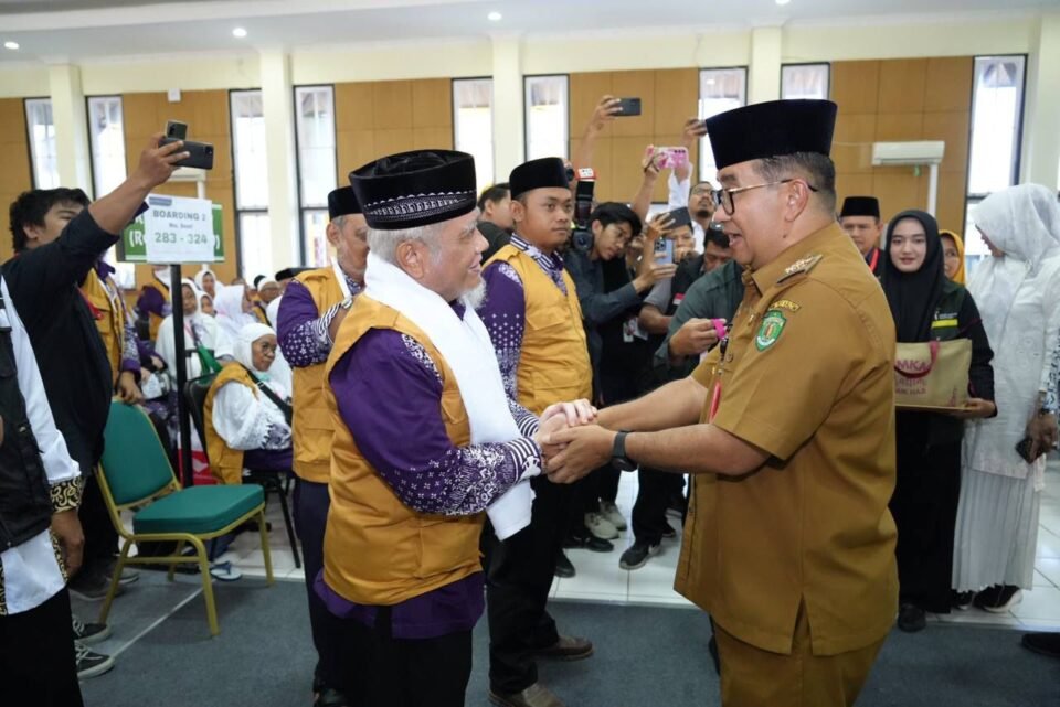 Teks: Penjabat (Pj) Gubernur Kaltim Akmal Malik resmi melepas keberangkatan Calon Haji (Calhaj) Balikpapan.
