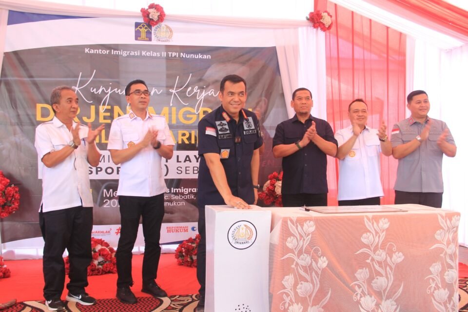 Teks: Peresmian Unit Layanan Paspor (ULP) oleh Dirjen Imigrasi Silmy Karim, bersama Kakanwil Kemenkumham Kaltim Gun Gun Gunawan, serta beberapa pejabat tinggi lainnya.