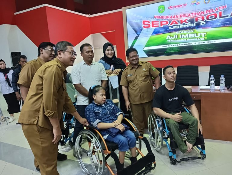 Teks: Dispora Kukar Salurkan Bantuan Peralatan Fasilitas Cabor untuk Atlet Disabilitas.