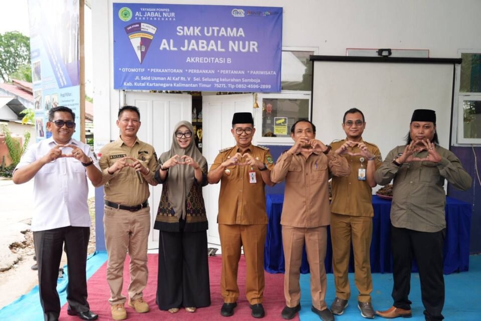 Teks: Akmal Malik saat mengunjungi SMK Utama Al Jabar Nur di Kelurahan Samboja, Kutai Kartanegara (Kukar).