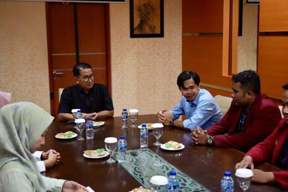 Teks: Akmal Malik menerima kunjungan jajaran Dewan Pimpinan Daerah Ikatan Mahasiswa Muhammadiyah (DPD IMM) Kaltim di Private Dinning Room Hotel Royal Suite Balikpapan.