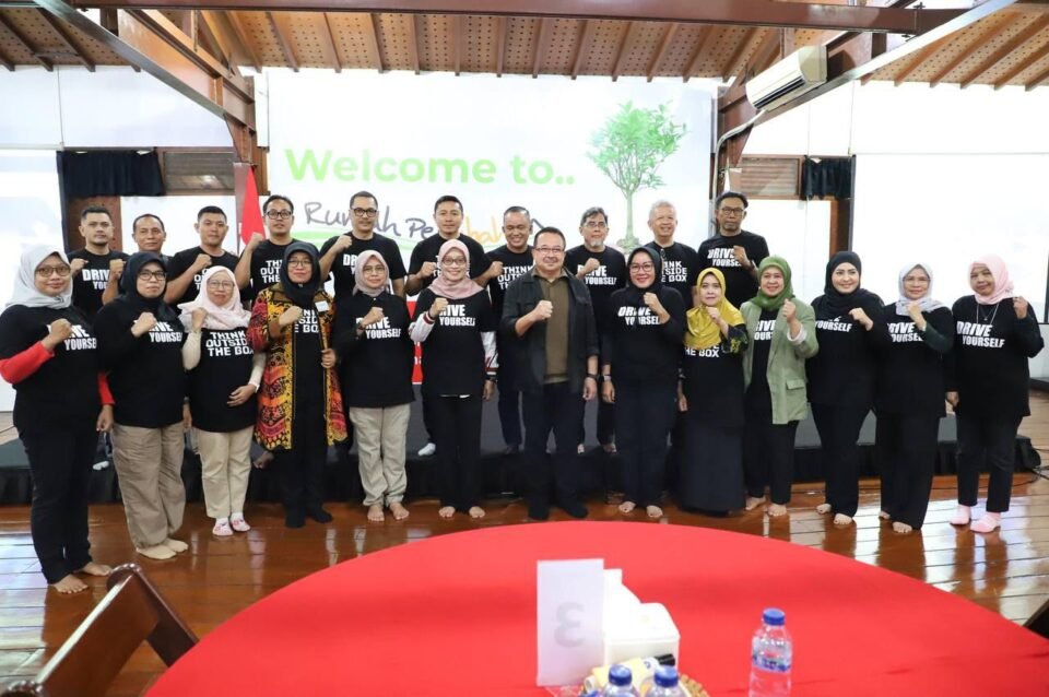 Teks: Penutupan Pelatihan Pengembangan Kompetensi Jabatan Pimpinan Tinggi yang digagas BPSDM Kaltim di School of Leadership Rumah Perubahan Jakarta Escape.