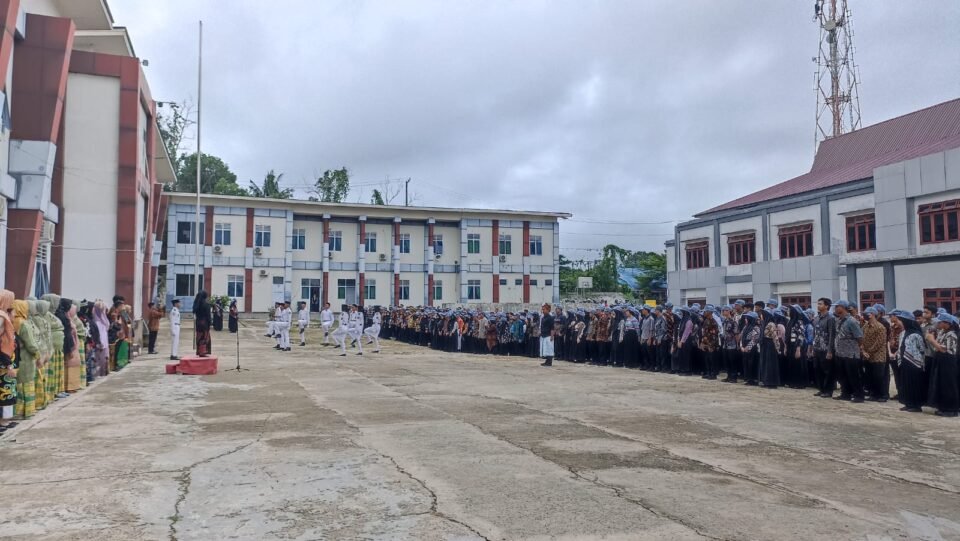 Teks: Upacara Hardiknas SMA Negeri 16 Samarinda.