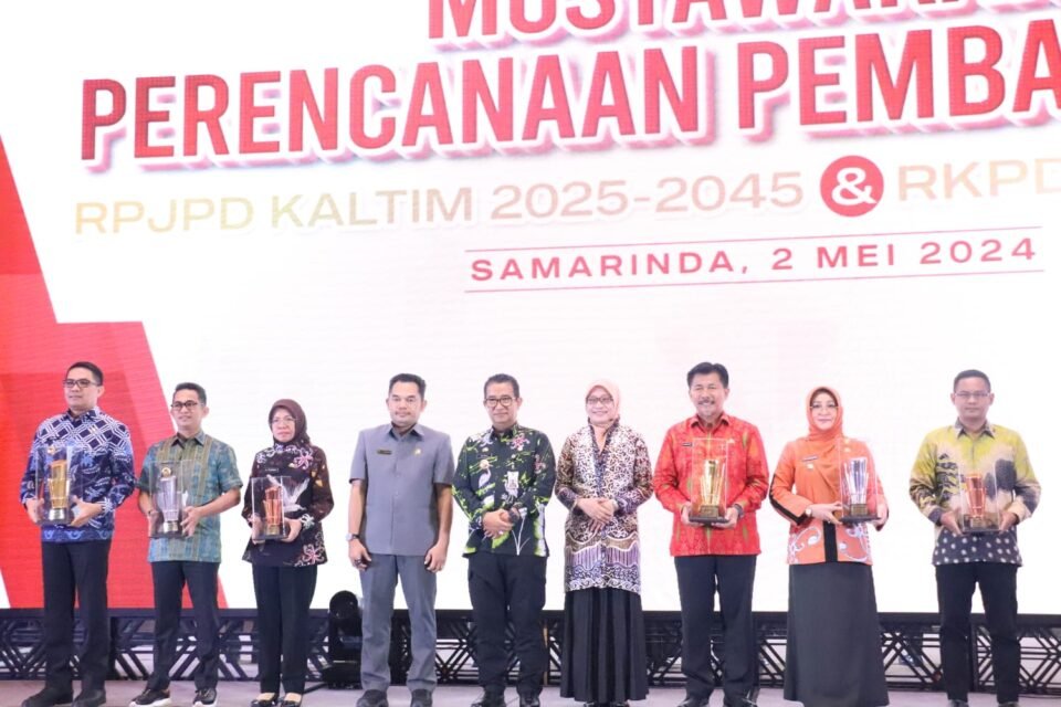 Teks: Pemenang penghargaan pembangunan daerah kategori kabupaten dan kota se-Kaltim.