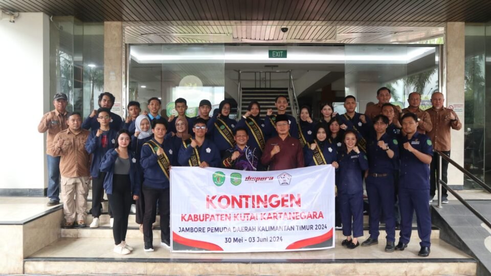 Teks: Kontingen Kabupaten Kukar pada Jambore Pemuda Daerah Kalimantan Timur 2024.