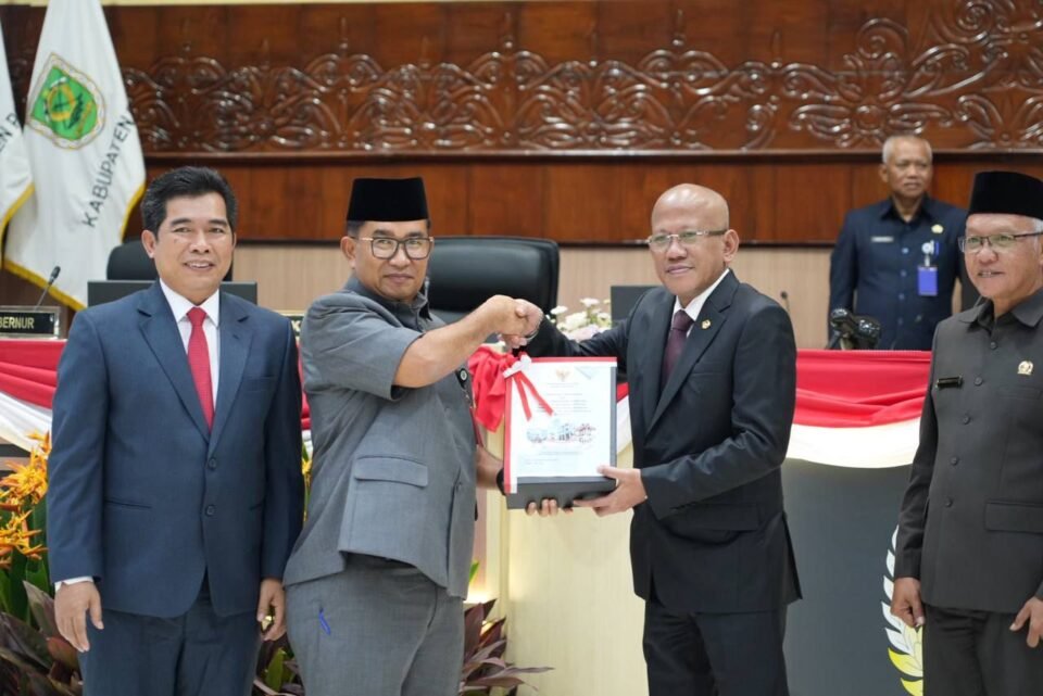 Teks: Penyerahan Laporan Hasil Pemeriksaan (LHP) BPK RI atas Laporan Keuangan Tahun Anggaran 2023.