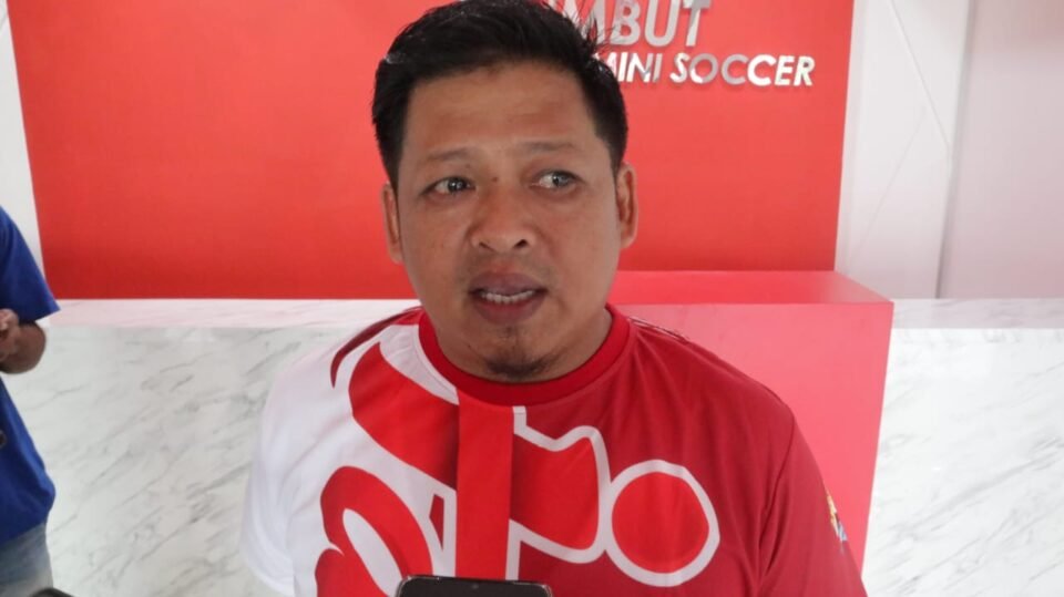 Teks: Kepala Dispora Kukar, Aji Ali Husni.