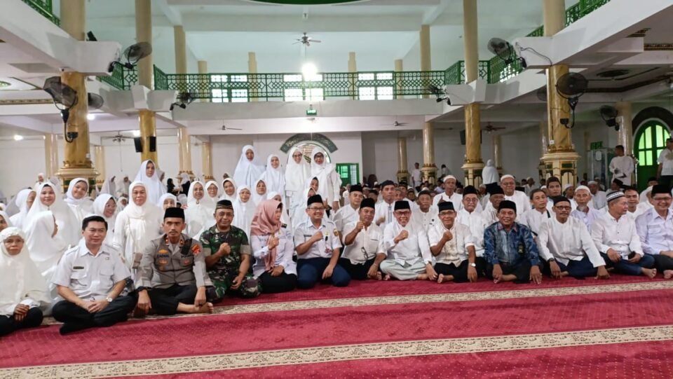 Teks: Foto Bersama Calon Jemaah Haji Kota Samarinda.