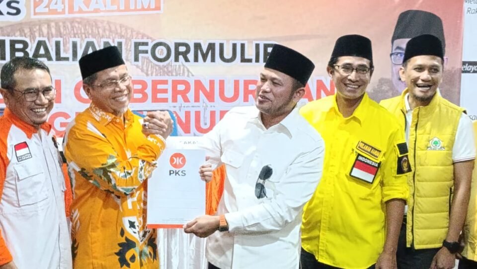 Teks: Rudy Mas'ud bersama tim dari Partai Golkar, menyerahkan formulir pendaftaran bakal Cagub Kaltim ke DPW PKS Kaltim.