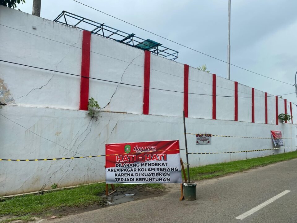 Teks: Kondisi Tembok Kolam Renang Junjung Buyah Yang Mengalami Keretakan.