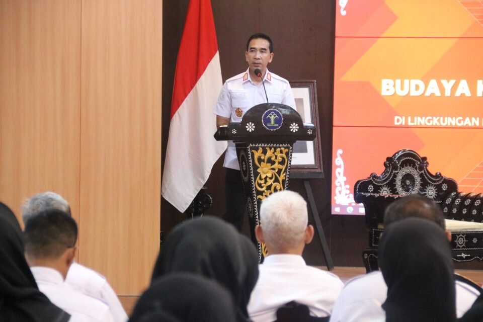 Teks: Kepala Kantor Wilayah Kemenkumham Kaltim Gun Gun Gunawan saat memberikan sambutan di acara Sosialisasi Budaya Pelayanan Prima di Aula Kantor Wilayah Kemenkumham Kaltim pada Rabu, (29/05/2024).