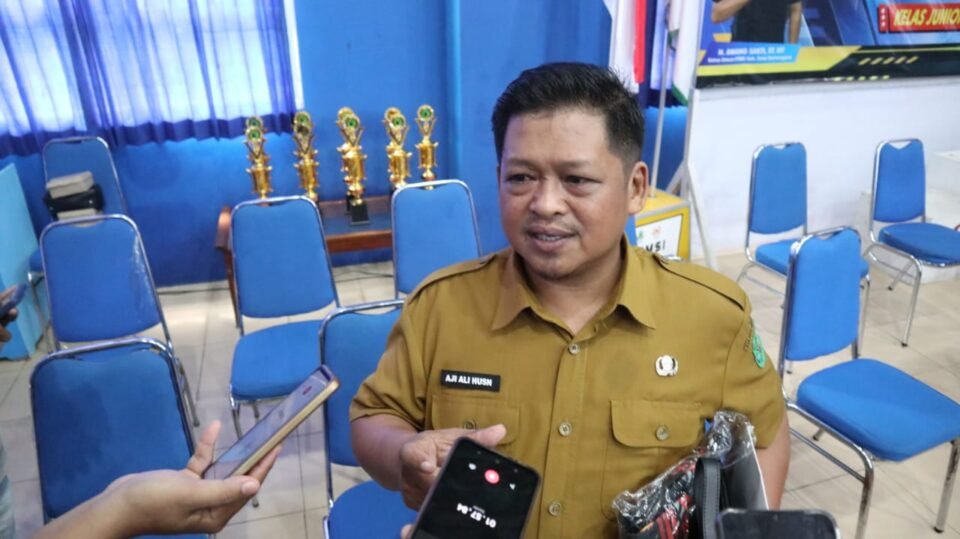 Teks: Kepala Dispora Kukar, Aji Ali Husni.